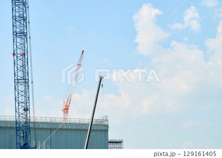 建設現場のクレーンと青い空 建設現場のクレーンと青い空 129161405