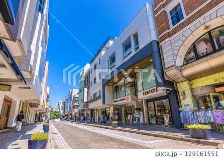 日本の横浜都市景観8月。横浜の人気ショッピングストリート・元町などを望む＝2日 129161551