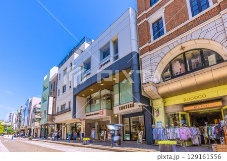 日本の横浜都市景観8月。横浜の人気ショッピングストリート・元町などを望む＝2日 129161556