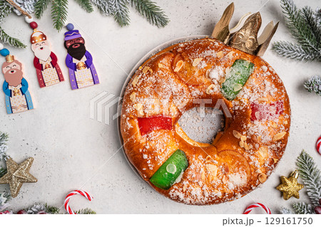 Roscon de reyes is a traditional Spanish Christmas pastry cake 129161750
