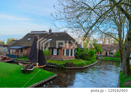 skyline of old town Giethoorn 129162403