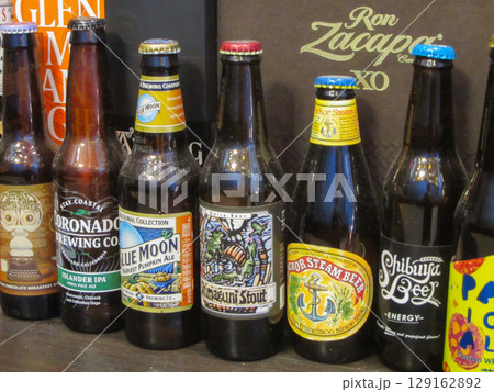 たくさん並んだ海外のビール瓶 129162892