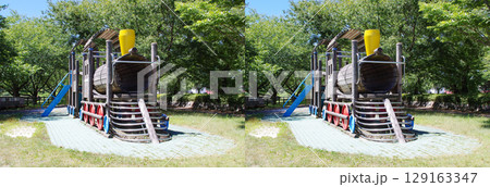 公園の木製遊具と周囲の風景の臨場感を交差法の立体視で再現するステレオグラム 129163347
