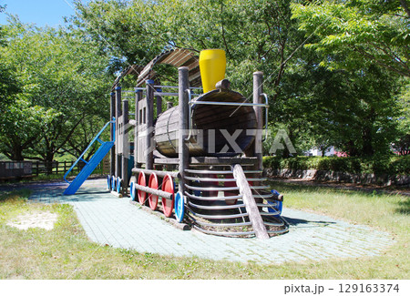 公園の木製遊具と周囲の風景 129163374