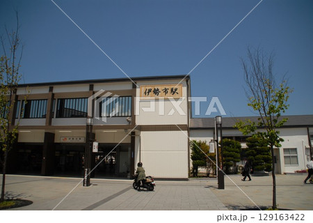 近鉄伊勢市駅前のモダンな駅舎と広場 129163422
