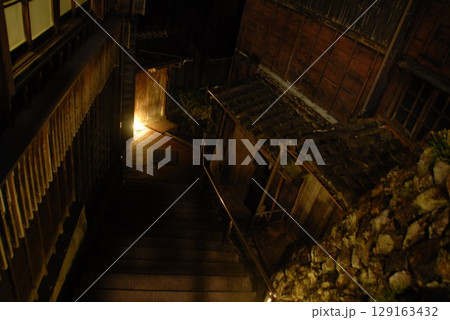 夜の石畳路地を彩る温かな灯りと木造家屋 夜の石畳路地を彩る温かな灯りと木造家屋 129163432