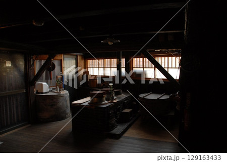 土間に並ぶ木桶と昔ながらの台所風紀行 土間に並ぶ木桶と昔ながらの台所風紀行 129163433