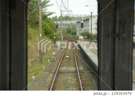列車の車窓から望む線路とホーム 列車の車窓から望む線路とホーム 129163474