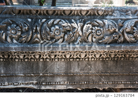 Greek elements of architectural decorations of buildings, columns, pommel and patterns Greek elements of architectural decorations of buildings, columns, pommel and patterns 129163784