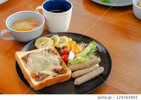 ミートトーストとウインナー、サラダやスープが揃った洋風朝食セット ミートトーストとウインナー、サラダやスープが揃った洋風朝食セット 129163903