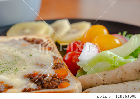 ミートトーストとウインナー、サラダやスープが揃った洋風朝食セット 129163909