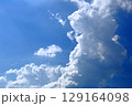 真夏の空と湧き上がる雲 129164098