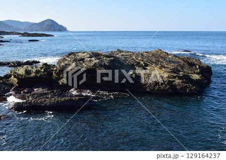 庄内海岸の岩場風景 129164237