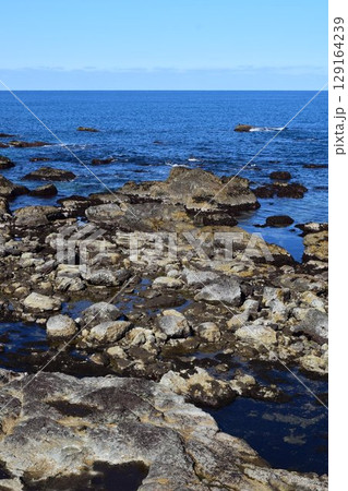 庄内海岸の岩場風景 129164239