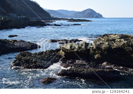 庄内海岸の岩場風景 129164241