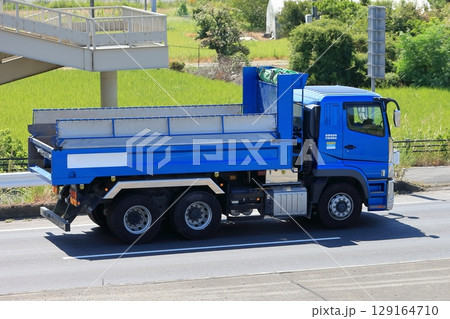 ダンプトラック 129164710