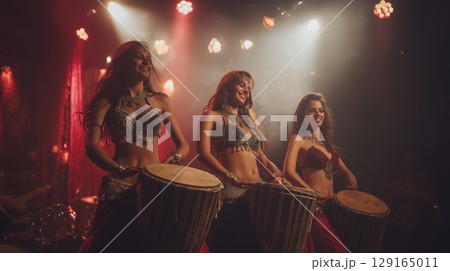 ドラムを演奏するベリーダンサーたち 129165011