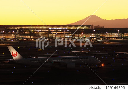 羽田空港の夜景 夕焼けに光る羽田空港 羽田空港の夜景 夕焼けに光る羽田空港 129166206