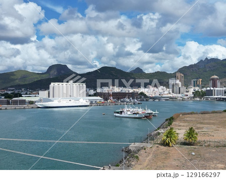 インド洋の島国、ポートルイスの港湾風景の空撮 インド洋の島国、ポートルイスの港湾風景の空撮 129166297