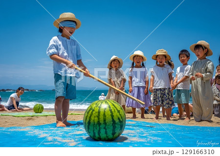 夏の海辺でスイカ割りに挑戦する子どもたちの笑顔 129166310