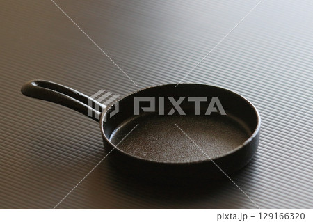 スキレット　鉄製のフライパン 129166320