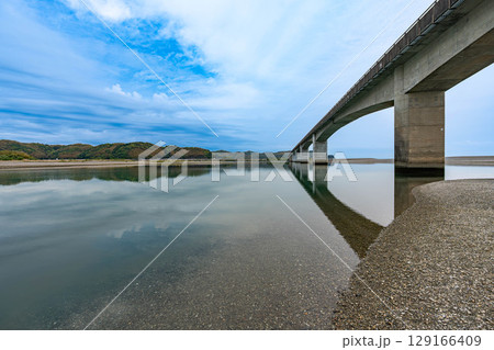 仁淀川と仁淀河口大橋 129166409