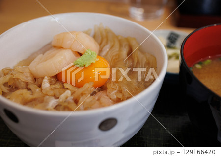 ヒラメの漬け丼(青森県八戸市) ヒラメの漬け丼(青森県八戸市) 129166420
