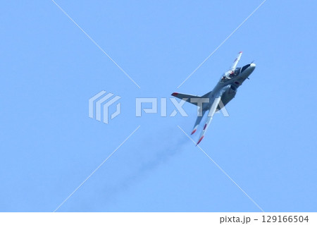 青空を飛行するT-4戦闘機 青空を飛行するT-4戦闘機 129166504