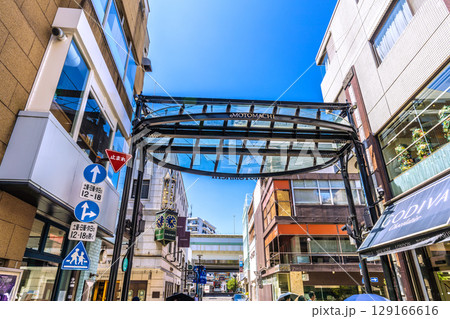 日本の横浜都市景観 選挙カー…横浜の元町などを望む。奥に横浜中華街の朱雀門。その下に、選挙…=2日 日本の横浜都市景観 選挙カー…横浜の元町などを望む。奥に横浜中華街の朱雀門。その下に、選挙…=2日 129166616