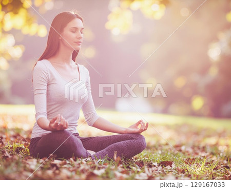 自然がある公園で瞑想をする女性 129167033