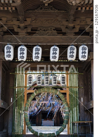 神社の境内に設置された茅の輪くぐり 神社の境内に設置された茅の輪くぐり 129167036