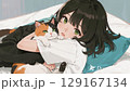 三毛猫をギュッとしている女の子 129167134