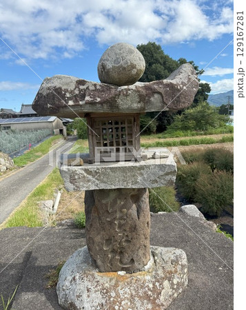 農村に残る石の常夜灯 129167281