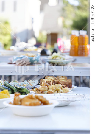 バーベキューの料理 129167328