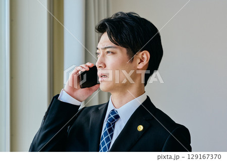 電話をする20代の若い弁護士 電話をする20代の若い弁護士 129167370