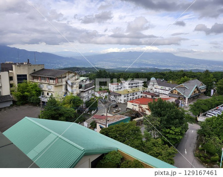 群馬県伊香保温泉 温泉街と鳴神山 群馬県伊香保温泉 温泉街と鳴神山 129167461