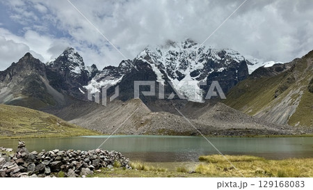 曇り空の下に広がる山と湖 – ペルー・クスコの(セブンラグーン)ツアー道中の風景 曇り空の下に広がる山と湖 – ペルー・クスコの(セブンラグーン)ツアー道中の風景 129168083