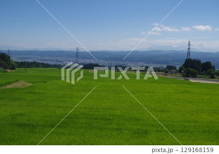 田園地帯から望む青空 129168159