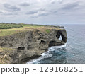 沖縄・万座毛の断崖と荒波が広がる海岸風景 129168251