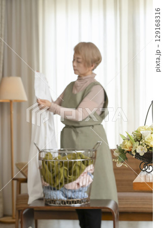 家事をするシニア女性 洗濯物と高齢者女性 家事をするシニア女性 洗濯物と高齢者女性 129168316
