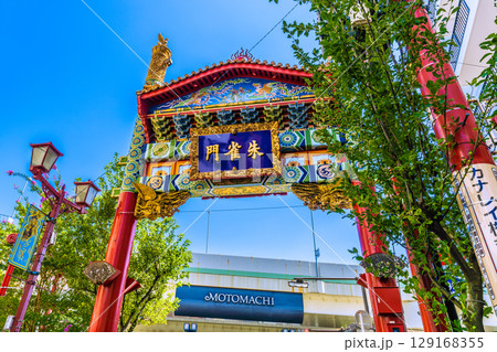 日本の横浜都市景観　横浜中華街・朱雀門や横浜の人気ショッピングストリート・元町方向を望む＝2日 129168355