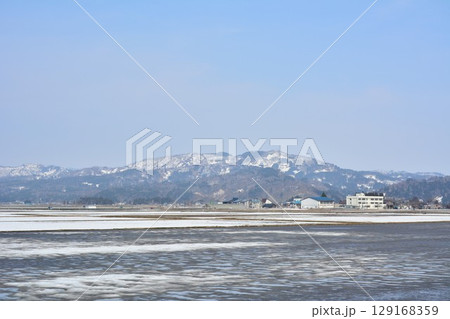 早春残雪の新潟県小千谷市田園風景 早春残雪の新潟県小千谷市田園風景 129168359