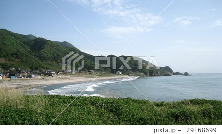 夏の青空と山の緑と海の白波 129168699