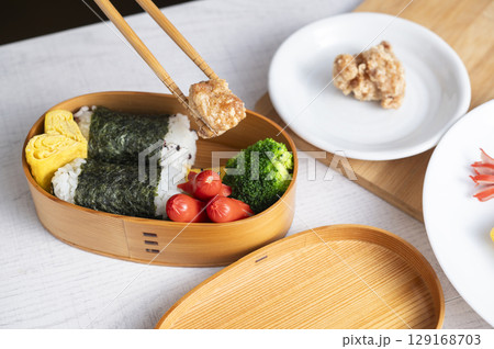 お弁当を詰める 129168703