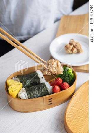 お弁当を詰める お弁当を詰める 129168744