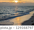海に沈む夕日 129168797