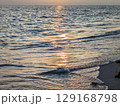 夕日に照らされる海 129168798
