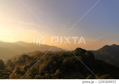 夕焼け　青空　雲　山地　樹木 129168931