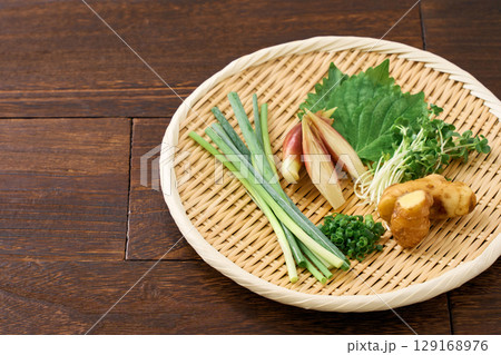 薬味の盛り合わせ｜生姜・みょうが・大葉・小ねぎ・貝割れ大根 129168976