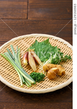 薬味の盛り合わせ｜生姜・みょうが・大葉・小ねぎ・貝割れ大根 129168983